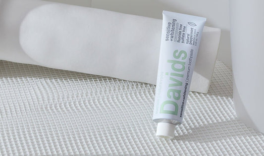 Davids Hydroxi™ ホワイトニングトゥースペースト（センシティブ）のアルミチューブ