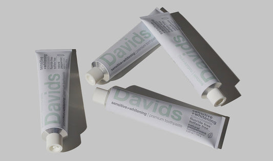 グレーの背景に並んだDavidsの歯みがき粉のアルミチューブ