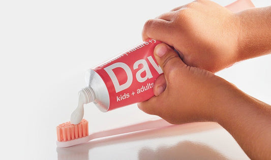 Davids ストロベリースイカの歯みがき粉を、竹の歯ブラシに出す手元