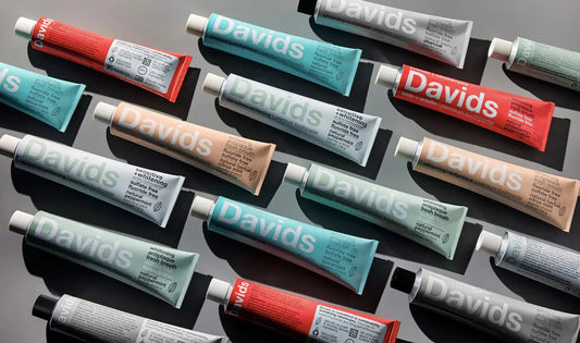 斜めに並んだ色とりどりのDavidsホワイトニングトゥースペースト